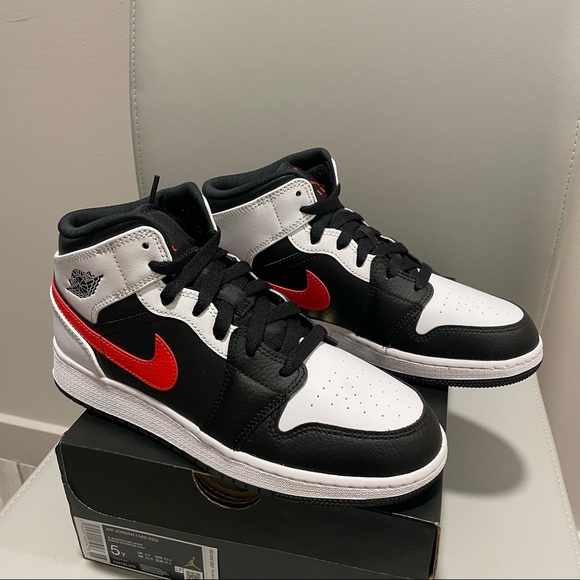 2021 Nike Air Jordan 1 Mid 'Chile Red' Size 5Y or 6.5 Women - Picture 2 of 10